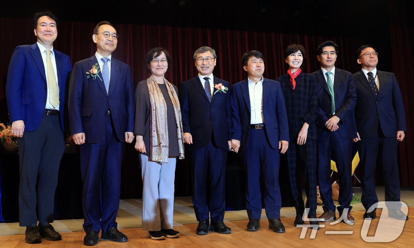 (서울=뉴스1) 박정호 기자 = 정근식 서울특별시교육감 당선인(왼쪽 네 번째)이 17일 오전 서울 종로구 창경궁로 한국예술종합학교 대학로캠퍼스 대강당에서 열린 당선증 교부식에서 김 …