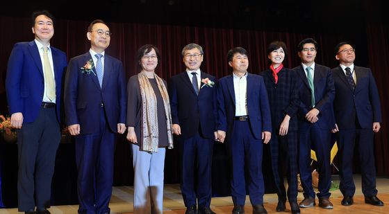 기념 촬영하는 정근식 당선인