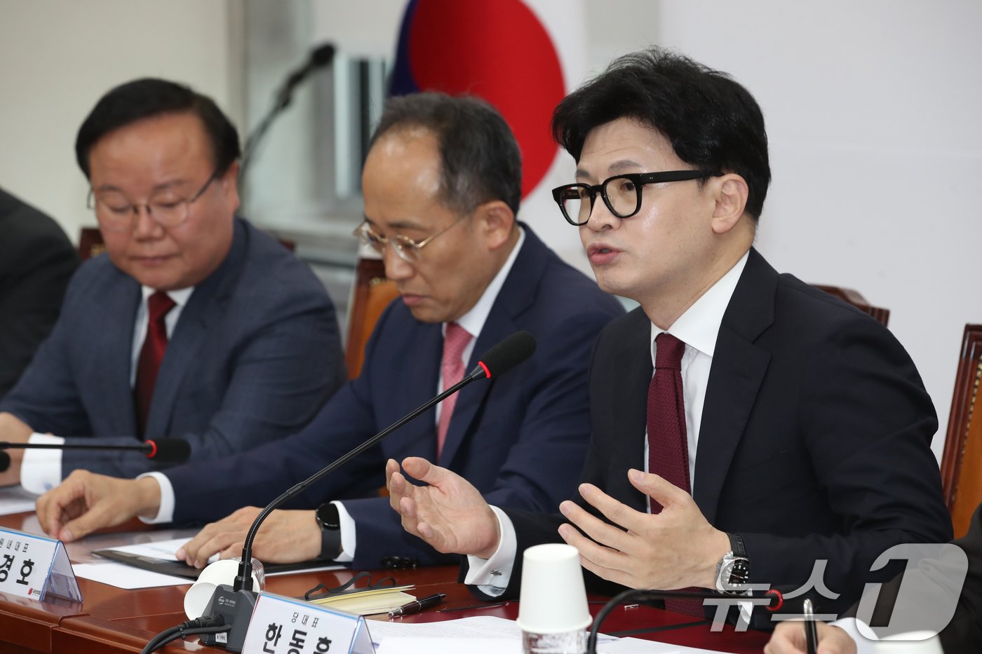 본문 이미지 - 한동훈 국민의힘 대표가 17일 오전 서울 여의도 국회에서 열린 최고위원회의에서 모두발언을 하고 있다. 2024.10.17/뉴스1 ⓒ News1 이광호 기자