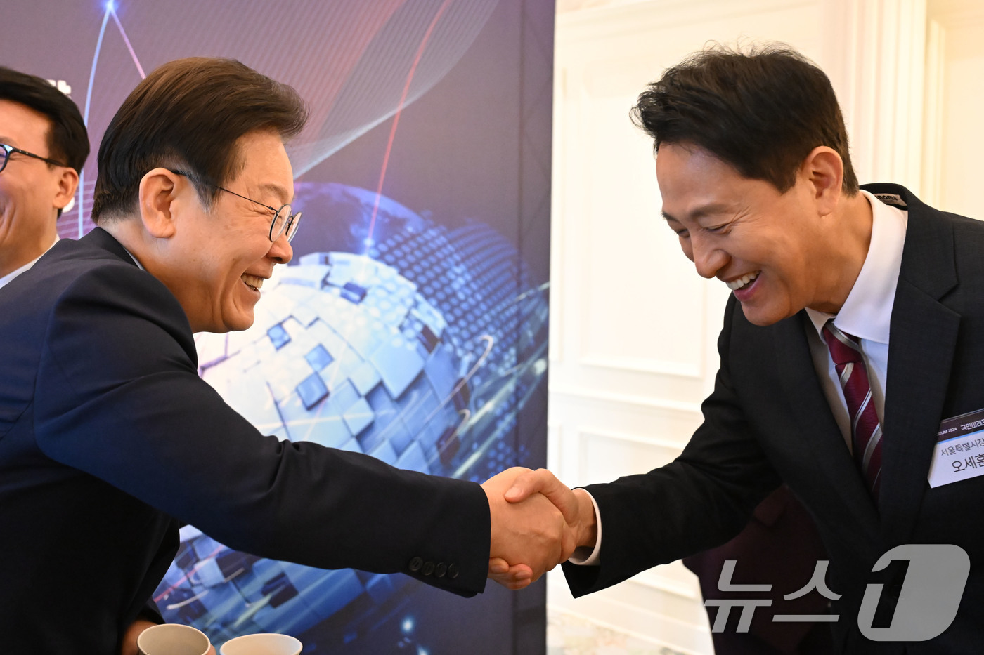 (서울=뉴스1) 국회사진취재단 = 이재명 더불어민주당 대표와 오세훈 서울시장이 17일 서울 여의도 국민일보 컨벤션홀에서 ’글로벌 경제안보 전쟁-한국의 생존전략’ 주제로 열린 202 …