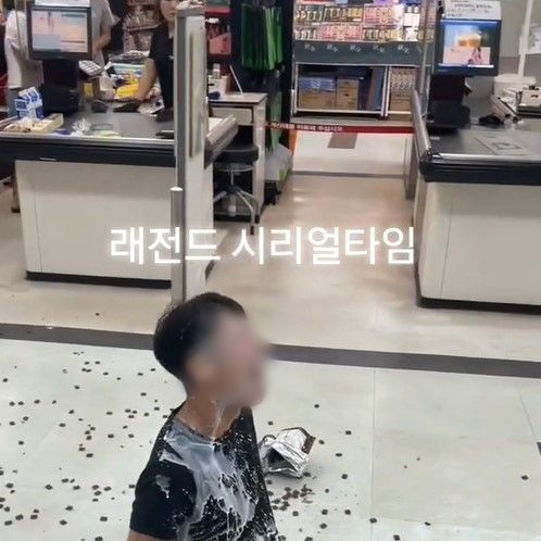 마트서 우유 쏟고 '꽈당' 서점선 고성방가…민폐 행동 틱토커 눈살