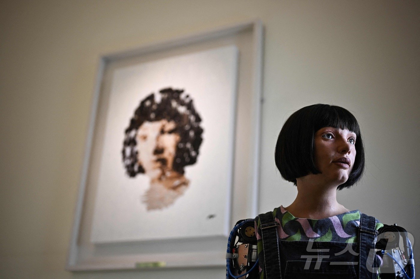 본문 이미지 - 2023년 6월 1일 영국 런던 중심에서 인공지능(AI)으로 구동되는 휴머노이드 로봇 '아이다'(Ai-Da)가 자신이 그린 그림 앞에서 포즈를 취했다. 2023.06.01 ⓒ AFP=뉴스1 ⓒ News1 김지완 기자 ⓒ AFP=뉴스1 ⓒ News1 최종일 기자