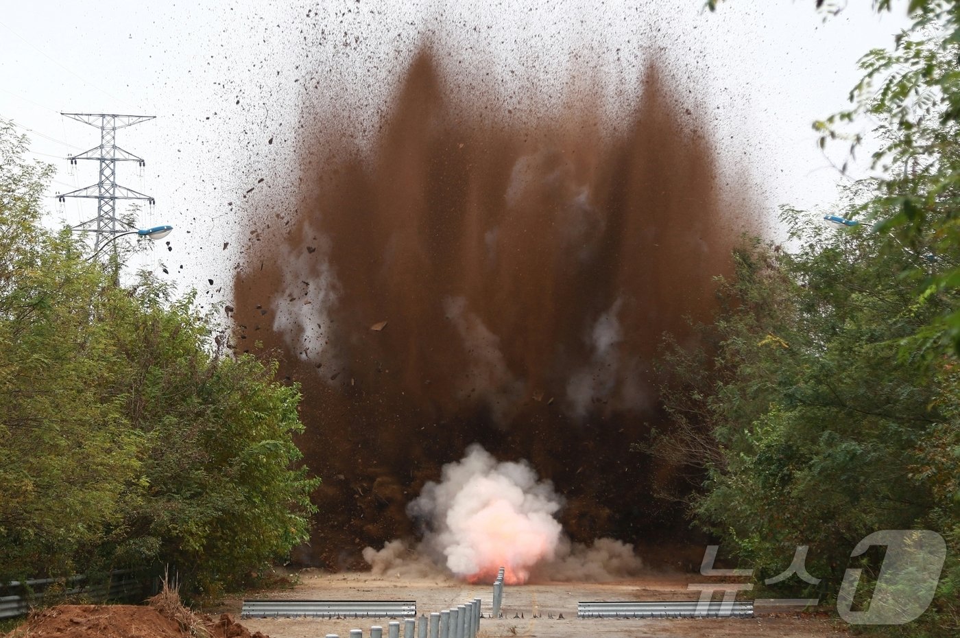 본문 이미지 - &#40;평양 노동신문=뉴스1&#41; = 북한 노동당 기관지 노동신문은 17일 &#39;경의선·동해선 도로 및 철도&#39;를 완전폐쇄한 사실을 전하며 &#34;이는 대한민국을 철저한 적대국가로 규제한 공화국 헌법의 요구와 적대세력들의 엄중한 정치군사적 도발 책동으로 말미암아 예측불능의 전쟁접경으로 치닫고 있는 심각한 안보환경으로부터 출발한 필연적이며 합법적인 조치＂라고 보도했다. [국내에서만 사용가능. 재배포 금지. DB 금지. For Use Only in the Republic of Korea. Redistribution Prohibited] rodongphoto@news1.kr