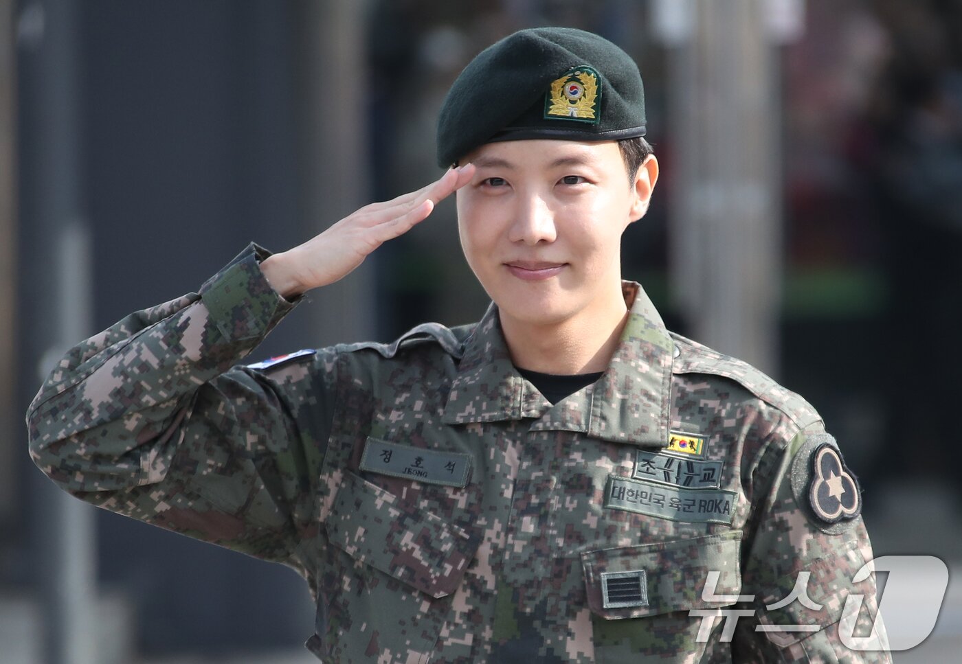 본문 이미지 - 방탄소년단&#40;BTS&#41; 제이홉&#40;30&#41;이 17일 강원도 원주시에 위치한 육군 제36보병사단 백호 신병교육대에서 육군 현역으로 군 복무를 마친 뒤 인사를 하고 있다. 제이홉은 지난해 4월 입대해 육군 제36보병사단 백호 신병교육대에서 조교로 복무해왔다. 2024.10.17/뉴스1 ⓒ News1 권현진 기자