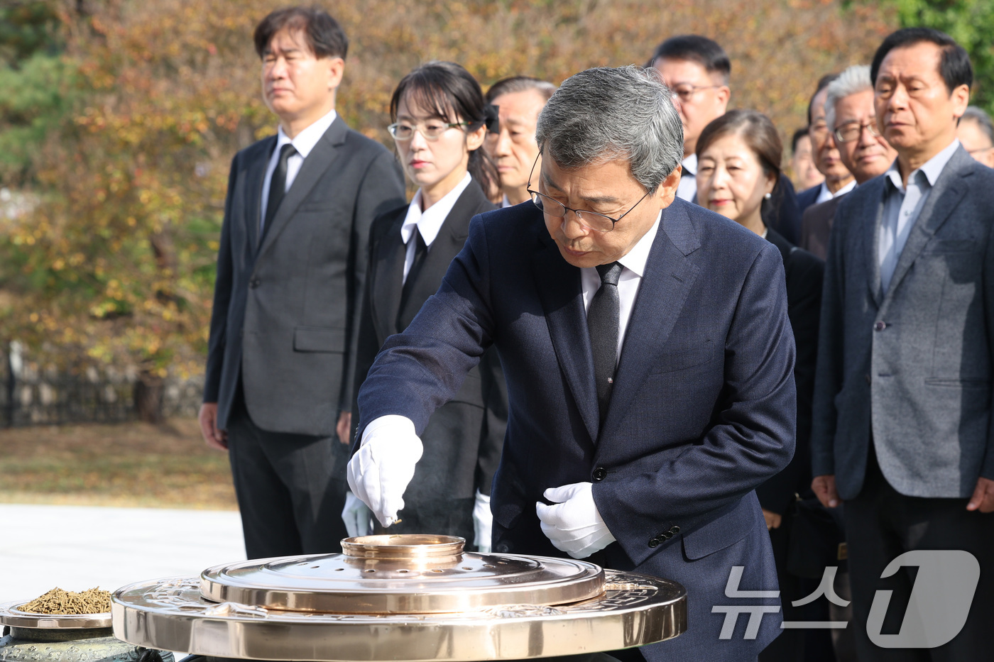 (서울=뉴스1) 신웅수 기자 = 정근식 신임 서울시교육감이 17일 오전 서울 동작구 국립서울현충원을 방문해 현충탑을 참배하고 있다. 2024.10.17/뉴스1