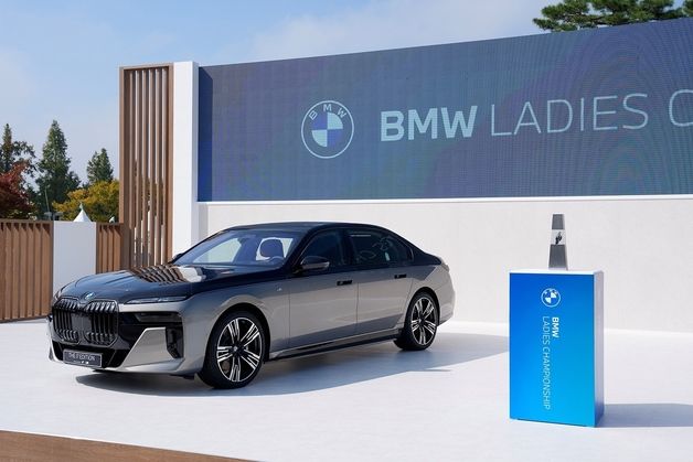 모터쇼 아냐?…BMW 레이디스 챔피언십 차량 대거 전시