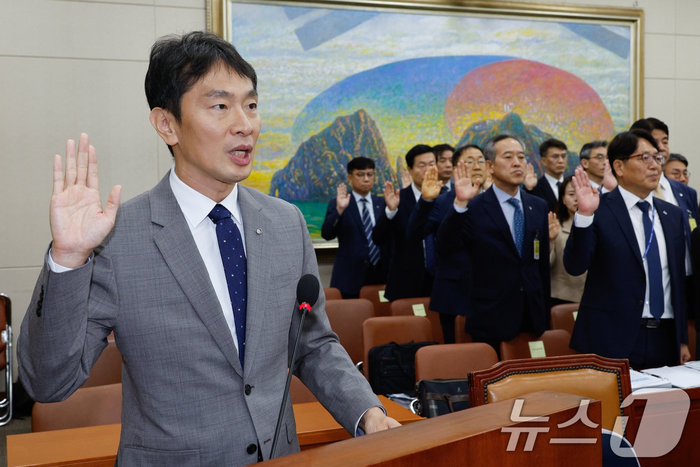 이복현 금융감독원장이 17일 오전 서울 여의도 국회 정무위원회에서 열린 금융감독원·서민금융진흥원 국정감사에서 증인 선서를 하고 있다. 2024.10.17/뉴스1 ⓒ News1 안은나 기자