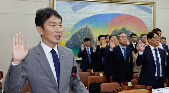 [국감]선서하는 이복현 금감원장