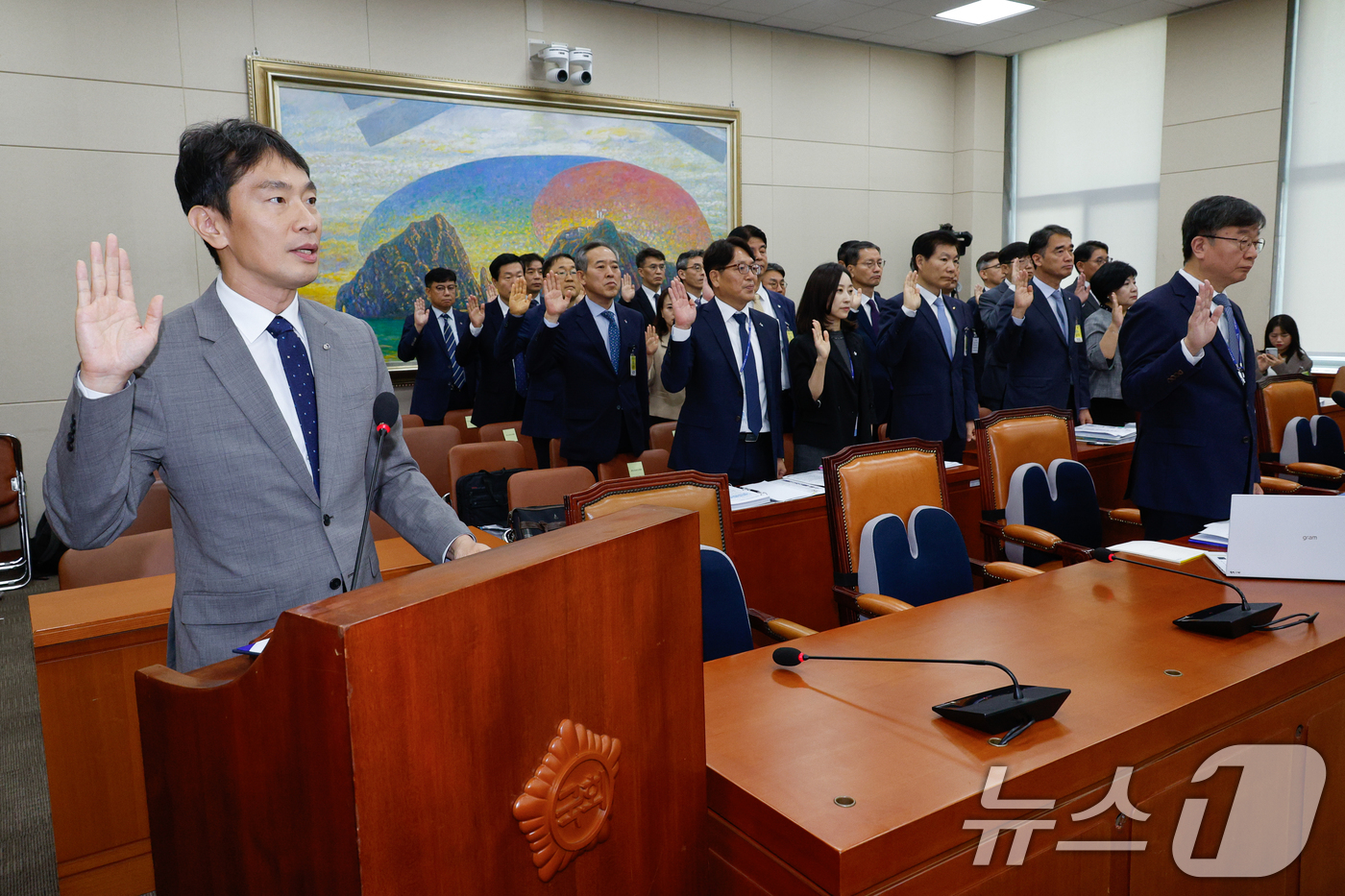 (서울=뉴스1) 안은나 기자 = 이복현 금융감독원장이 17일 오전 서울 여의도 국회 정무위원회에서 열린 금융감독원·서민금융진흥원 국정감사에서 증인 선서를 하고 있다. 2024.10 …