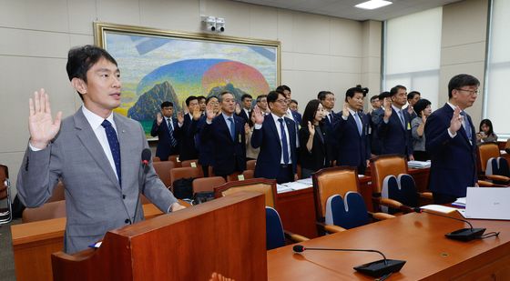 [국감]선서하는 이복현 금감원장