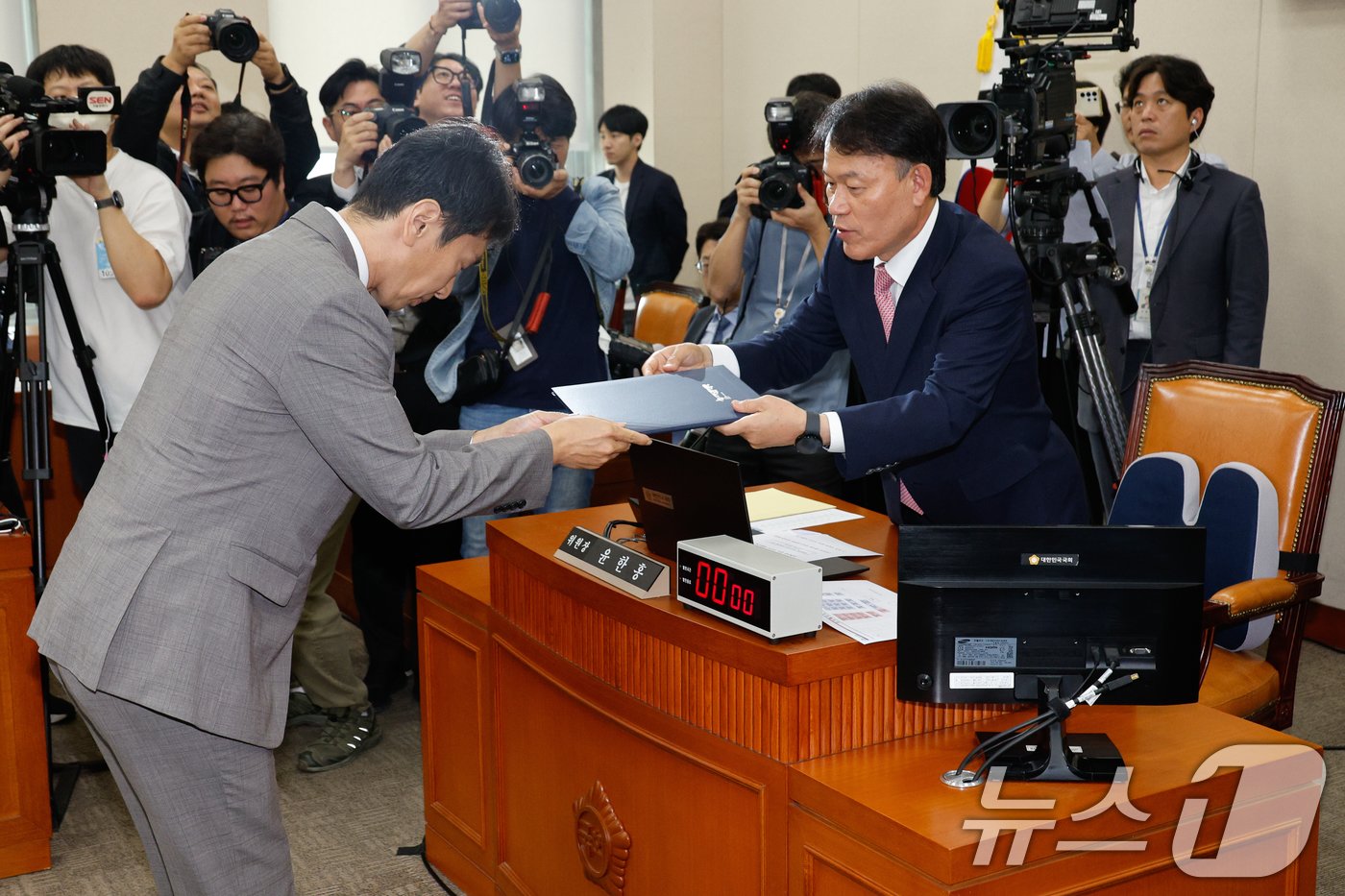 이복현 금융감독원장이 17일 오전 서울 여의도 국회 정무위원회에서 열린 금융감독원·서민금융진흥원 국정감사에서 증인 선서를 마친 뒤 윤한홍 위원장에게 선서문을 전달하고 있다. 2024.10.17/뉴스1 ⓒ News1 안은나 기자