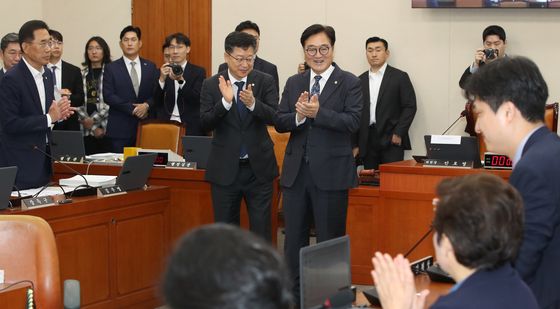 [국감]여야 의원들 격려하는 우원식 의장