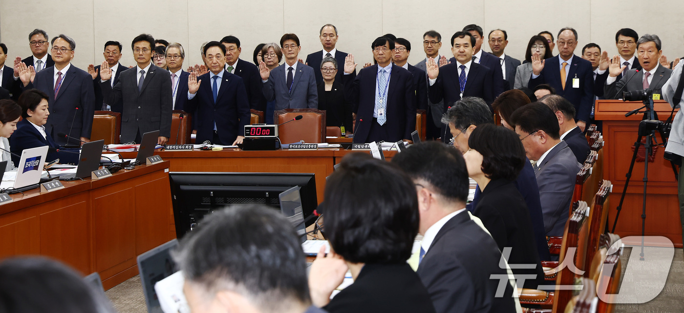 (서울=뉴스1) 김민지 기자 = 차순도 한국보건산업진흥원장, 주영수 국립중앙의료원장  등 증인 및 참고인들이 17일 오전 서울 여의도 국회 보건복지위원회에서 열린 한국보건산업진흥원 …