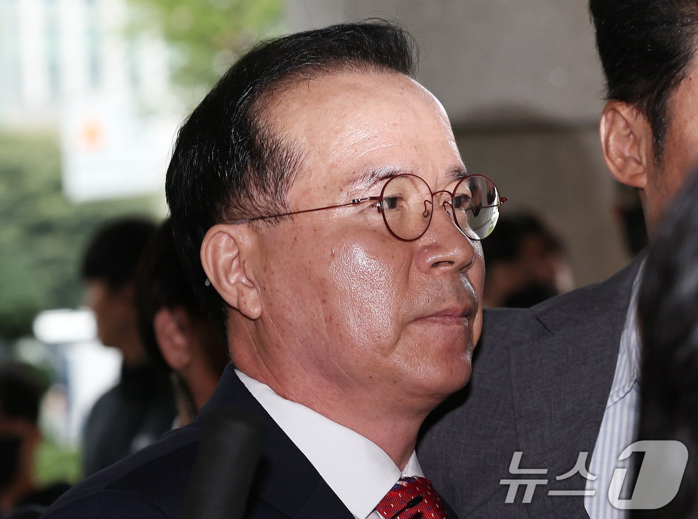 본문 이미지 - 업무상 과실치사(10.29 이태원 참사 부실 대응) 혐의로 기소된 김광호 전 서울경찰청장이 17일 오전 서울 마포구 서울서부지방법원에서 열린 1심 선고공판에 출석하고 있다. 2024.10.17/뉴스1 ⓒ News1 구윤성 기자