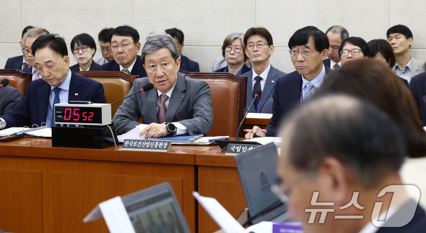 (서울=뉴스1) 김민지 기자 = 차순도 한국보건산업진흥원장이 17일 오전 서울 여의도 국회 보건복지위원회에서 열린 한국보건산업진흥원, 한국건강증진개발원, 국립암센터 등에 대한 국정 …