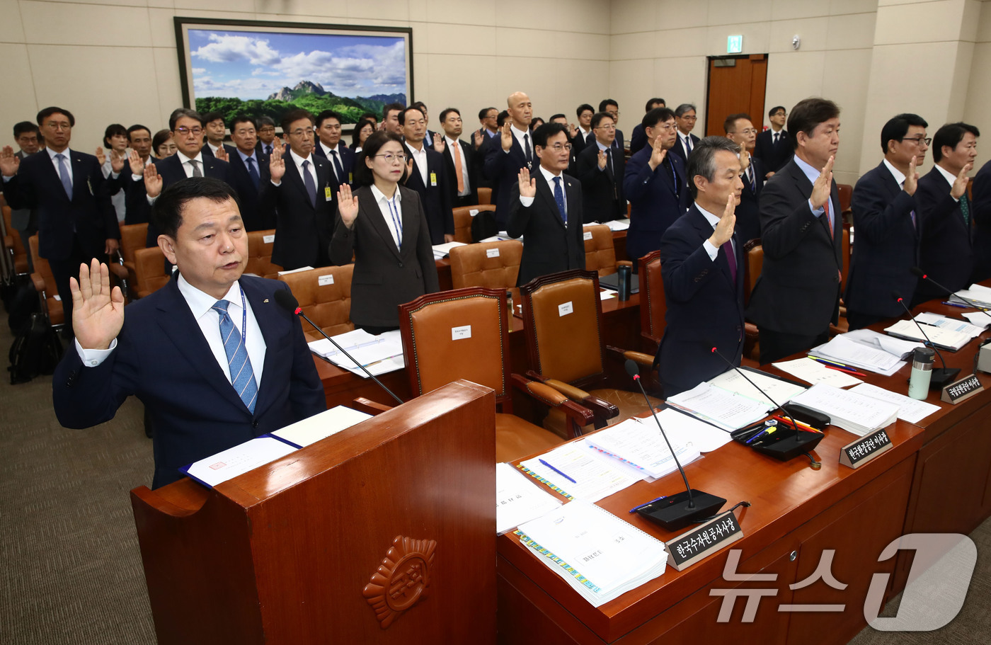 (서울=뉴스1) 이광호 기자 = 윤석대 한국수자원공사 사장이 17일 오전 서울 여의도 국회에서 열린 환경노동위원회의 한국수자원공사 등에 대한 국정감사에 출석해 선서하고 있다.202 …