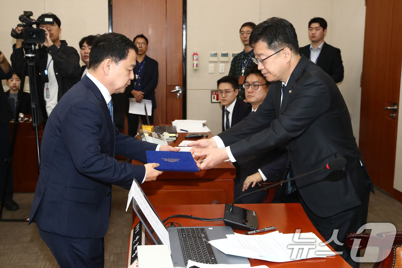 (서울=뉴스1) 이광호 기자 = 윤석대 한국수자원공사 사장이 17일 오전 서울 여의도 국회에서 열린 환경노동위원회의 한국수자원공사 등에 대한 국정감사에 출석해 선서문을 안호영 위원 …