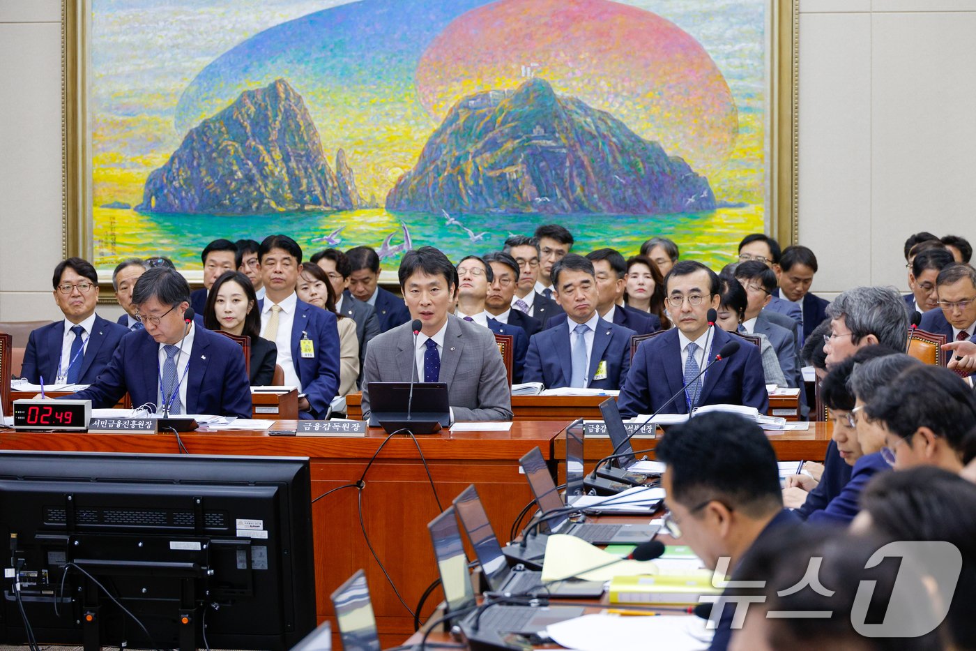 이복현 금융감독원장이 17일 오전 서울 여의도 국회 정무위원회에서 열린 금융감독원·서민금융진흥원 국정감사에서 의원 질의에 답하고 있다. 2024.10.17/뉴스1 ⓒ News1 안은나 기자