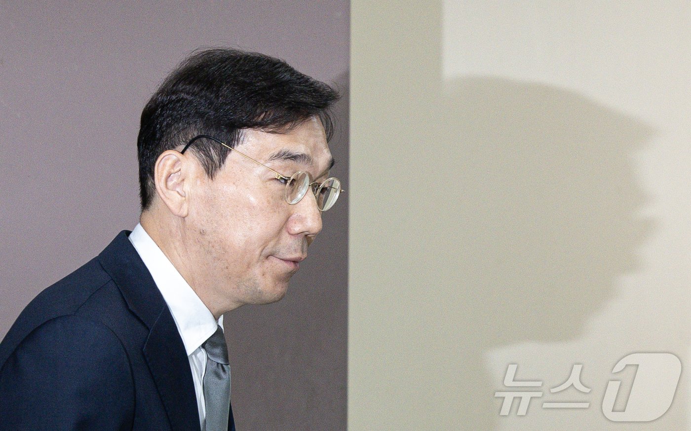 본문 이미지 - 조상원 서울중앙지검 4차장이 17일 오전 서울 서초구 서울중앙지방검찰청에서 윤석열 대통령 부인 김건희 여사의 도이치모터스 시세조종 가담 의혹 수사결과를 발표하기 위해 단상으로 향하고 있다. 2024.10.17/뉴스1 ⓒ News1 이재명 기자