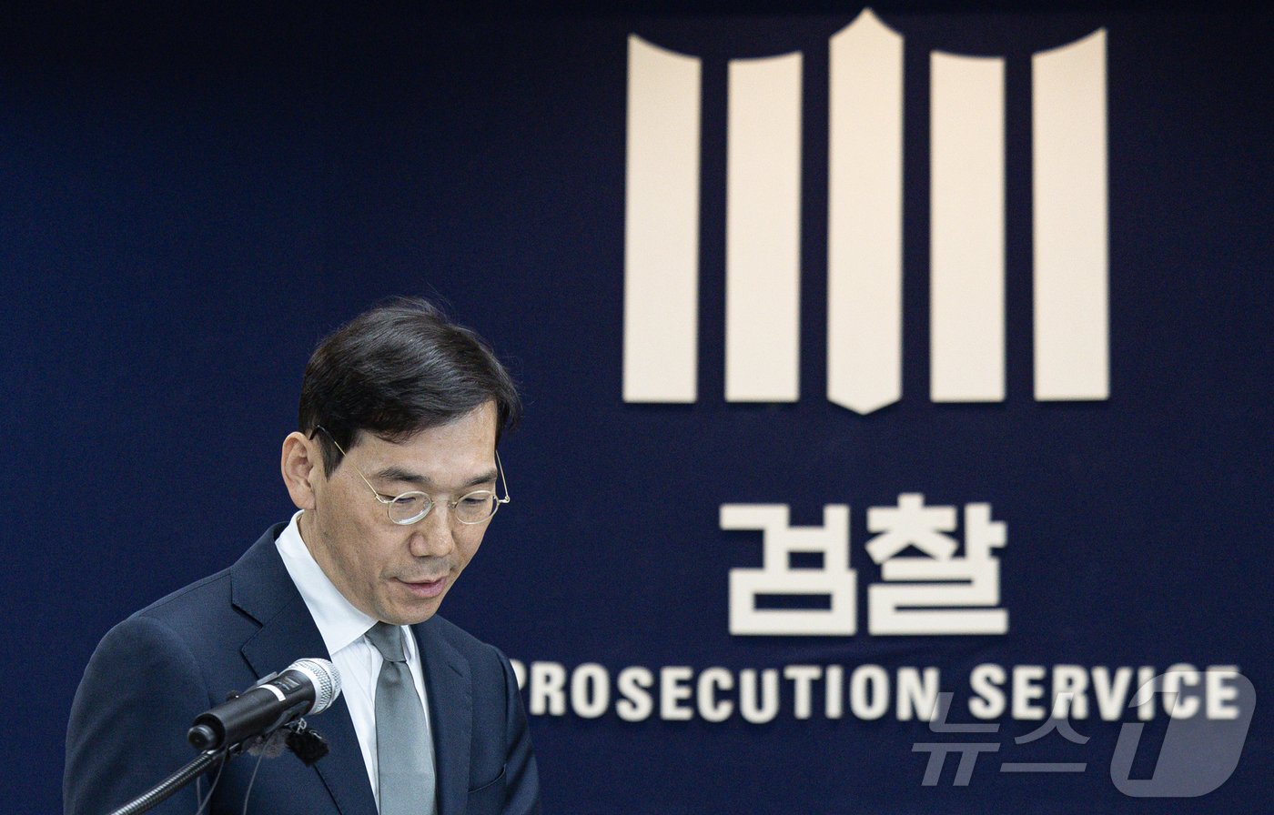 본문 이미지 - 조상원 서울중앙지검 4차장이 17일 오전 서울 서초구 서울중앙지방검찰청에서 윤석열 대통령 부인 김건희 여사의 도이치모터스 시세조종 가담 의혹 수사결과를 발표하기 위해 단상으로 향하고 있다. 2024.10.17/뉴스1 ⓒ News1 이재명 기자