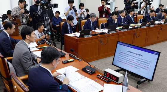 [국감]도이치모터스 법원 1심 판결문 보는 이복현 원장