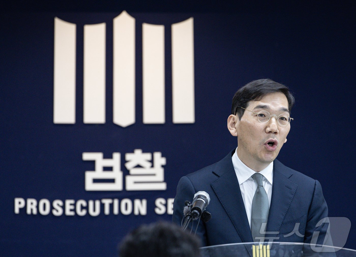 본문 이미지 - 조상원 서울중앙지검 4차장이 17일 오전 서울 서초구 서울중앙지방검찰청에서 윤석열 대통령 부인 김건희 여사의 도이치모터스 시세조종 가담 의혹 수사결과를 발표하고 있다. 2024.10.17/뉴스1 ⓒ News1 이재명 기자