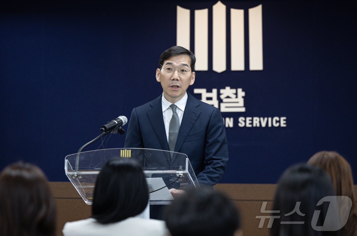 본문 이미지 - 조상원 서울중앙지검 4차장이 17일 오전 서울 서초구 서울중앙지방검찰청에서 윤석열 대통령 부인 김건희 여사의 도이치모터스 시세조종 가담 의혹 수사결과를 발표하고 있다. 2024.10.17/뉴스1 ⓒ News1 이재명 기자