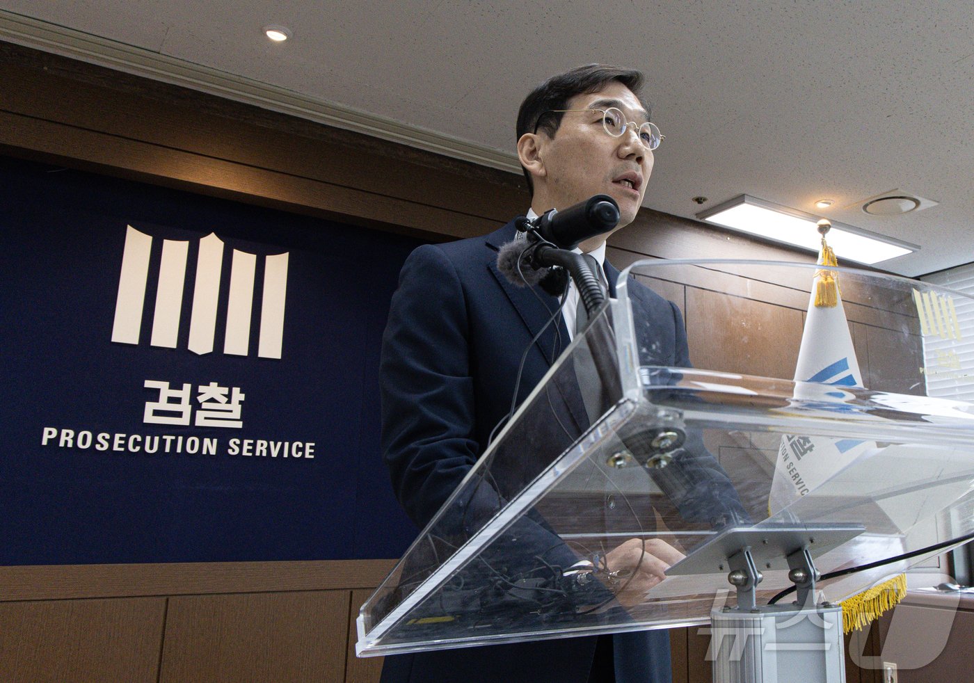 본문 이미지 - 조상원 서울중앙지검 4차장이 17일 오전 서울 서초구 서울중앙지방검찰청에서 윤석열 대통령 부인 김건희 여사의 도이치모터스 시세조종 가담 의혹 수사결과를 발표하고 있다. 2024.10.17/뉴스1 ⓒ News1 이재명 기자