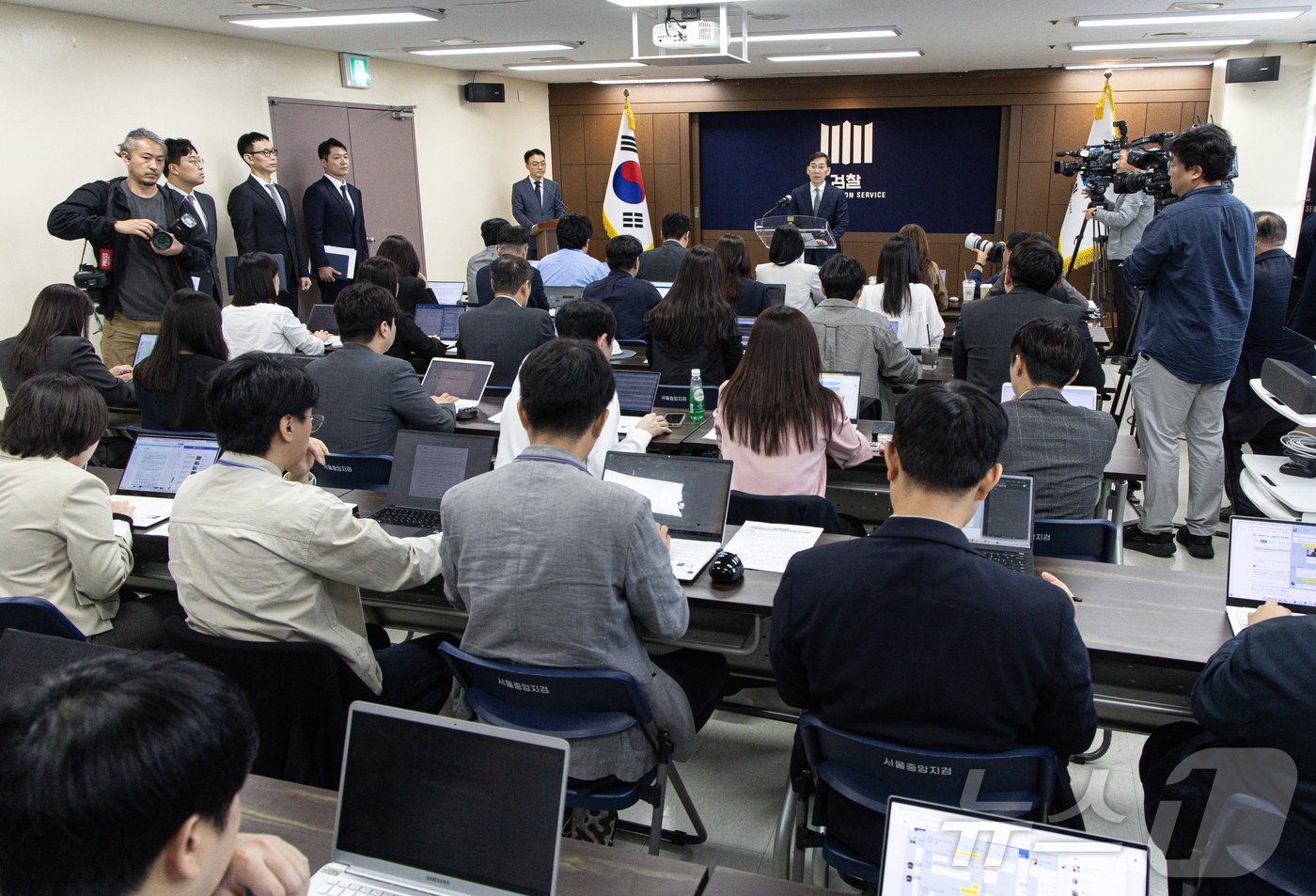 본문 이미지 - 조상원 서울중앙지검 4차장이 17일 오전 서울 서초구 서울중앙지방검찰청에서 윤석열 대통령 부인 김건희 여사의 도이치모터스 시세조종 가담 의혹 수사결과를 발표하고 있다. 2024.10.17/뉴스1 ⓒ News1 이재명 기자