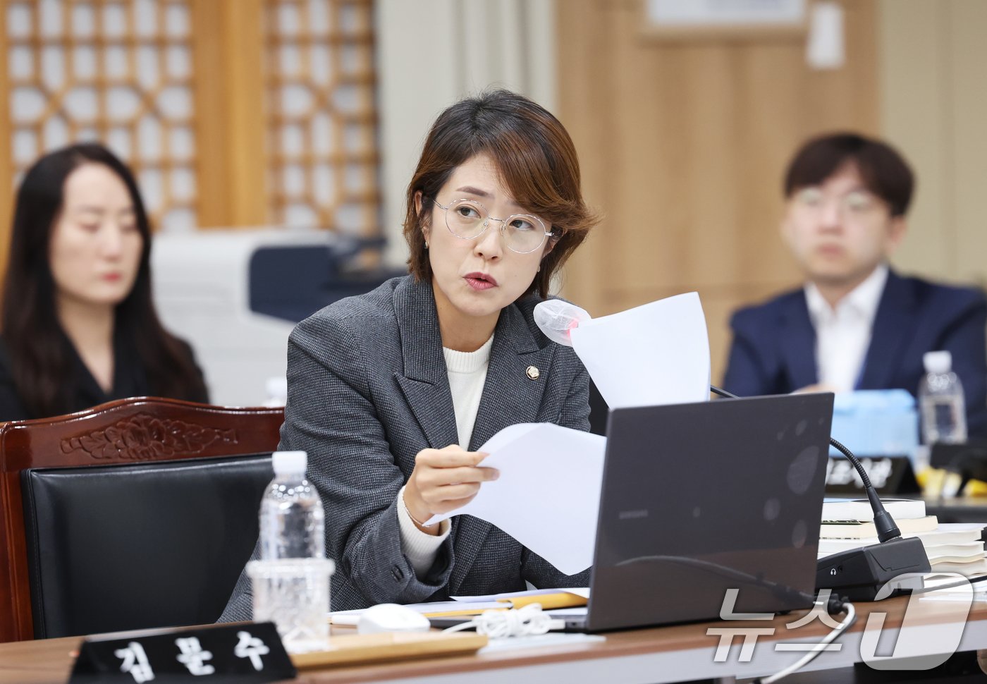 본문 이미지 - 고민정 더불어민주당 의원이 17일 오전 광주시교육청에서 열린 국회 교육위원회 국정감사에서 이정선 광주시교육감에게 질의하고 있다.2024.10.17/뉴스1 ⓒ News1 김태성 기자