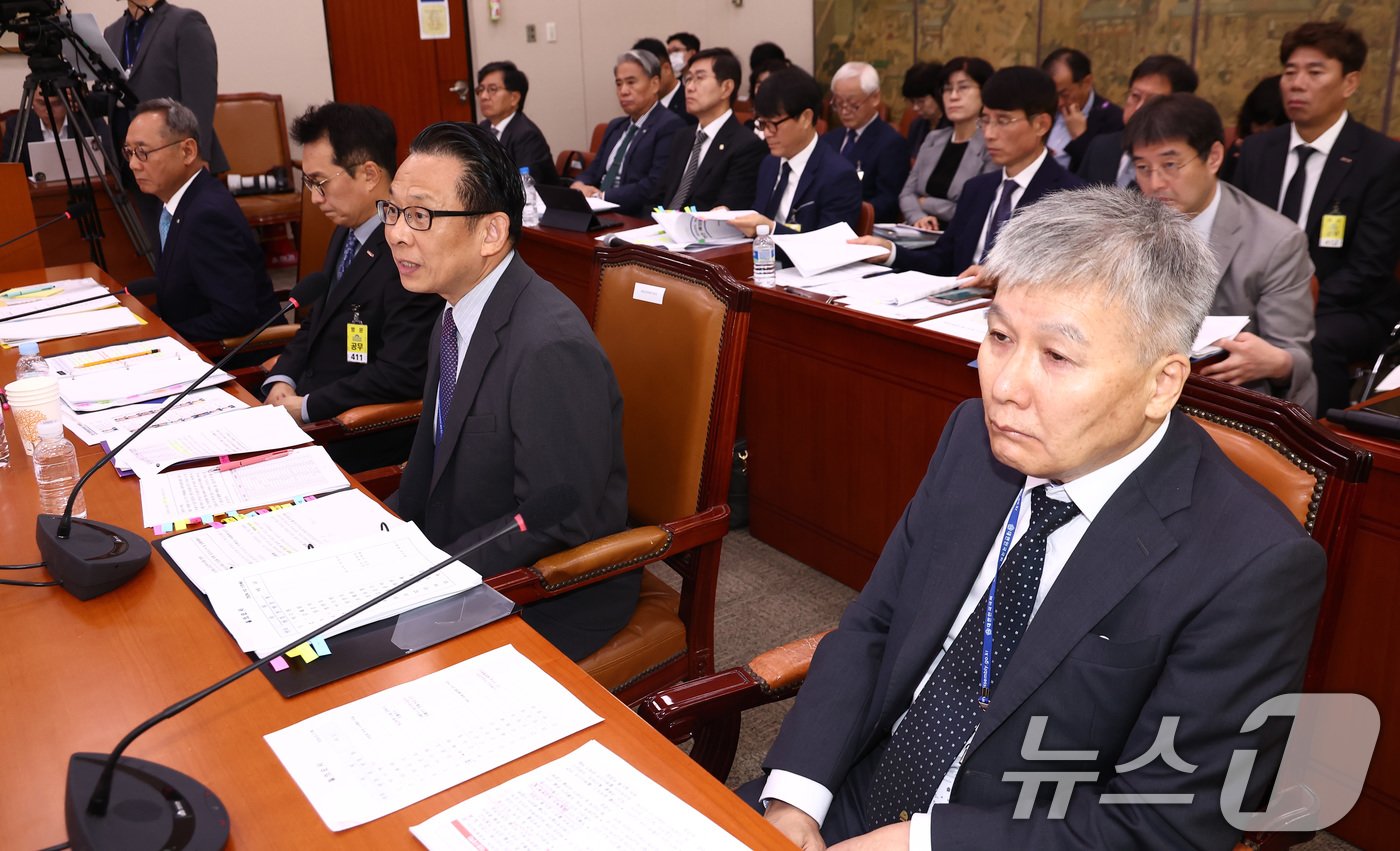 본문 이미지 - 한상준 영화진흥위원장이 17일 오전 서울 여의도 국회 문화체육관광위원회에서 열린 한국콘텐츠진흥원, 국립국악원 등 문화체육관광부 산하 공공기관 및 유관기관 국정감사에서 의원 질의에 답변하고 있다. 왼쪽부터 서태건 게임물관리위원회 위원장, 유현석 한국콘텐츠진흥원장 직무대리, 한 위원장, 김병재 영상물등급위원회 위원장. 2024.10.17/뉴스1 ⓒ News1 김민지 기자