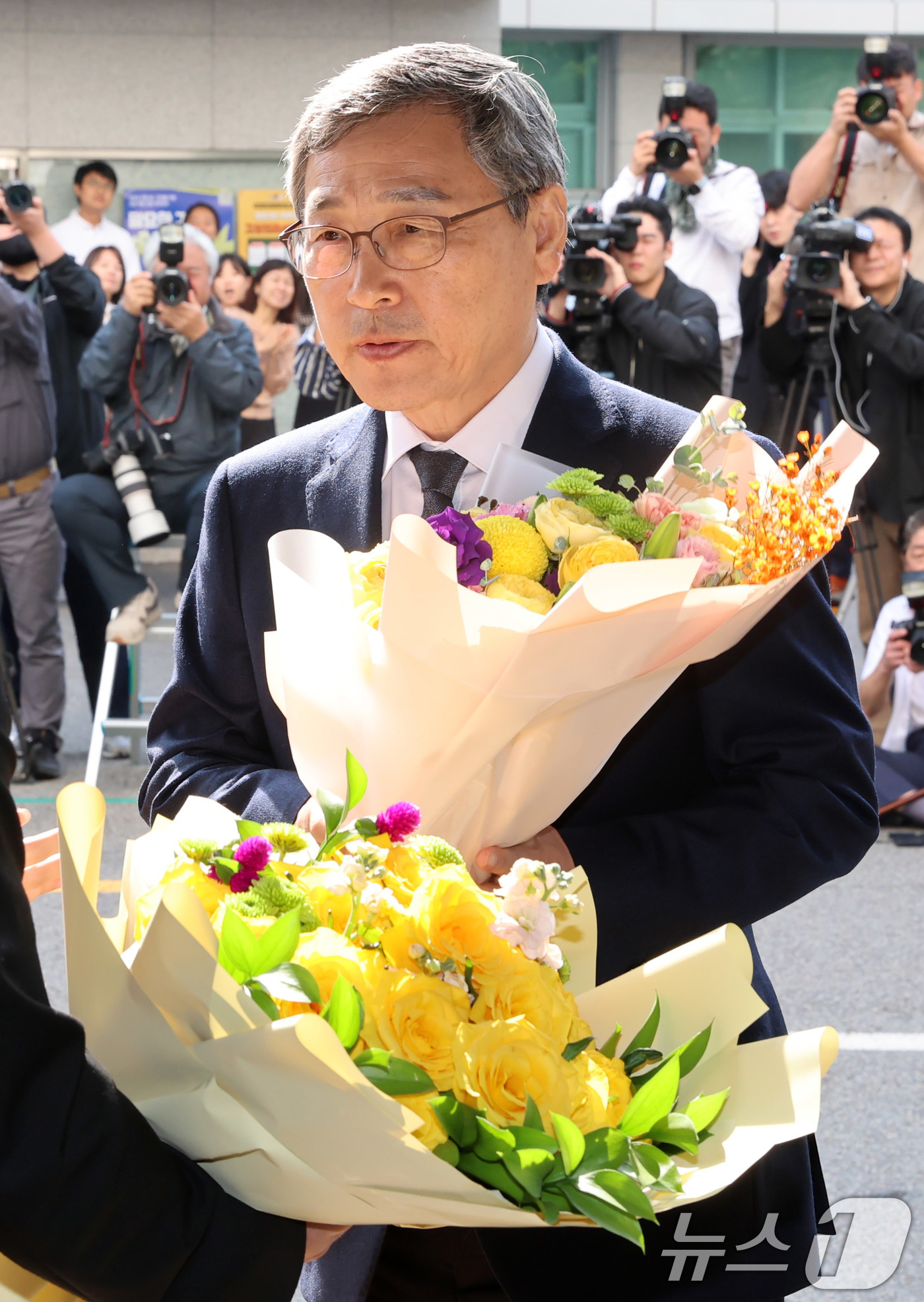 (서울=뉴스1) 오대일 기자 = 정근식 신임 서울시교육감이 17일 오전 취임 축하 꽃다발을 들고 서울 종로구 서울시교육청으로 첫 출근하고 있다.10·16 재보궐선거에서 진보진영 단 …