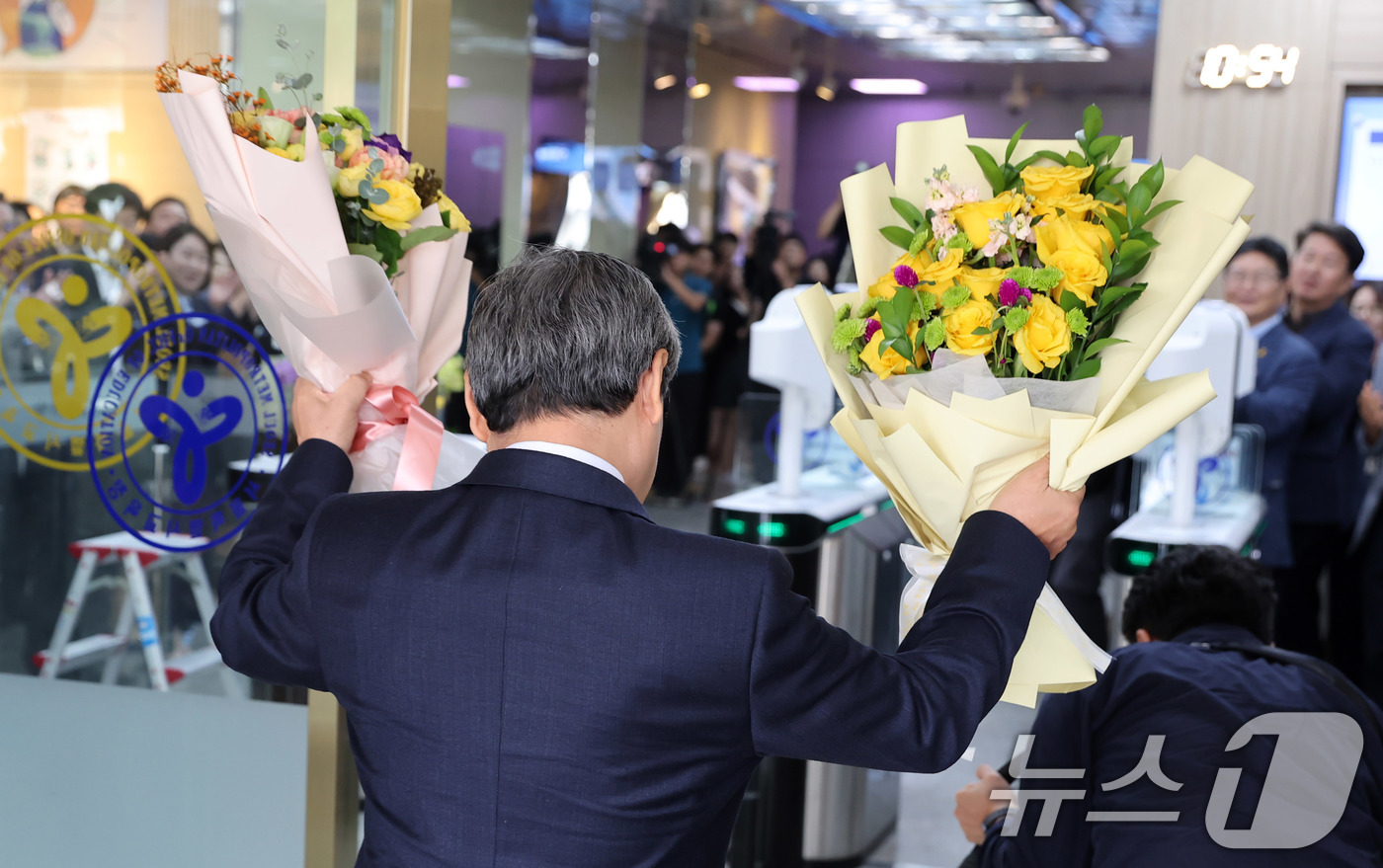 (서울=뉴스1) 오대일 기자 = 정근식 신임 서울시교육감이 17일 오전 취임 축하 꽃다발을 손에 들고 서울 종로구 서울시교육청으로 첫 출근하고 있다.10·16 재보궐선거에서 진보진 …