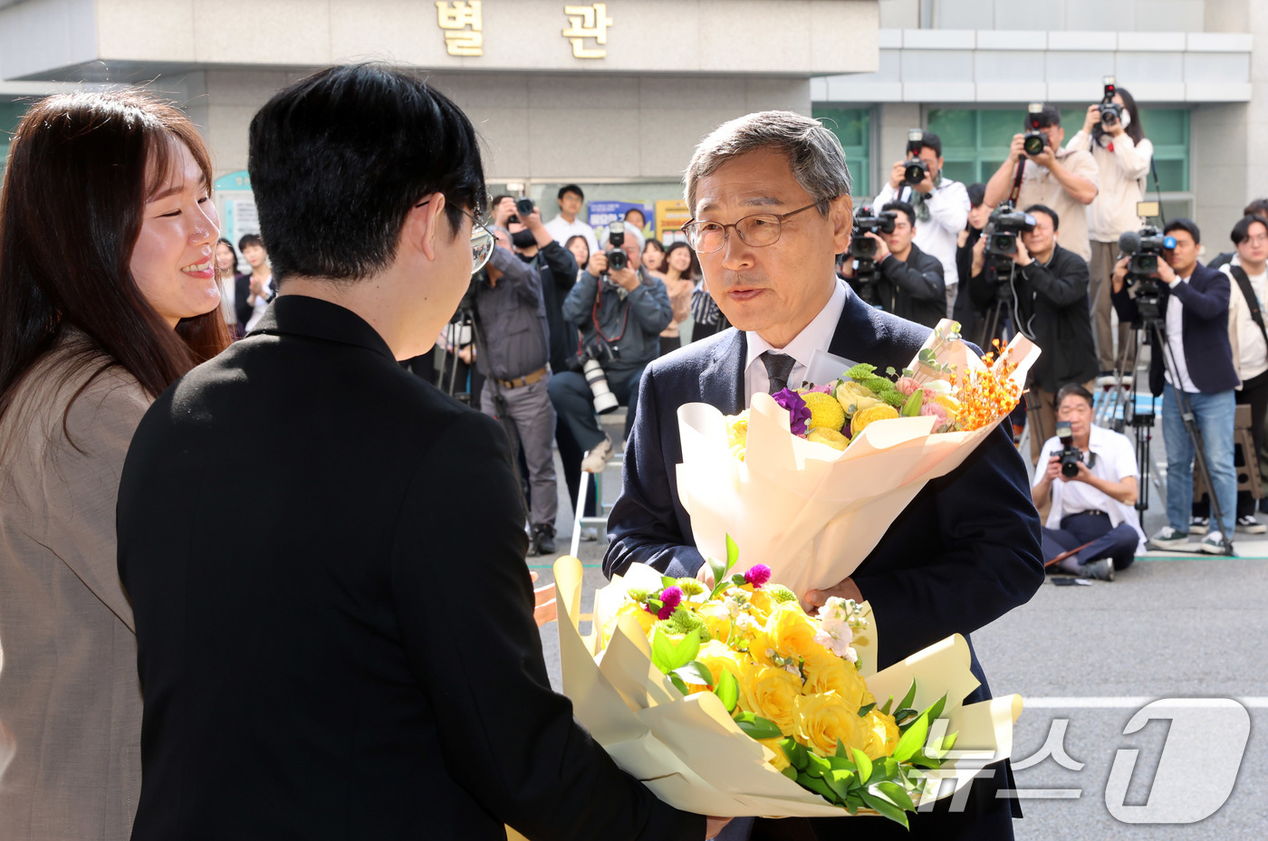 (서울=뉴스1) 오대일 기자 = 정근식 신임 서울시교육감이 17일 오전  서울 종로구 서울시교육청으로 첫 출근하며 직원들로부터 축하꽃다발을 받고 있다.10·16 재보궐선거에서 진보 …