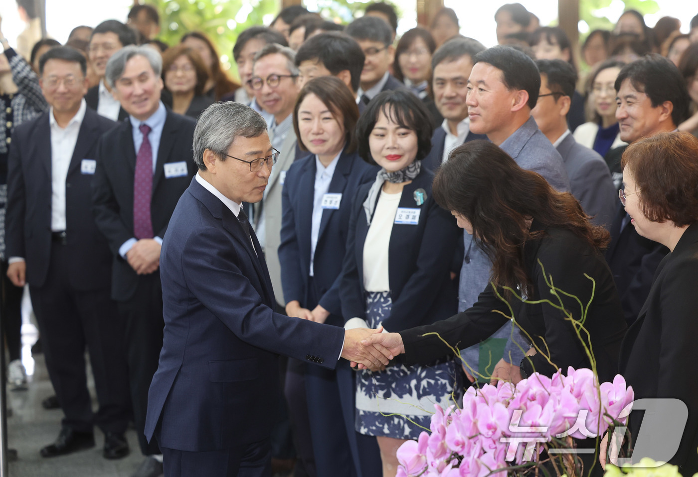 (서울=뉴스1) 오대일 기자 = 정근식 신임 서울시교육감이 17일 오전 서울 종로구 서울시교육청으로 첫 출근하며 직원들과 인사를 나누고 있다.10·16 재보궐선거에서 진보진영 단일 …