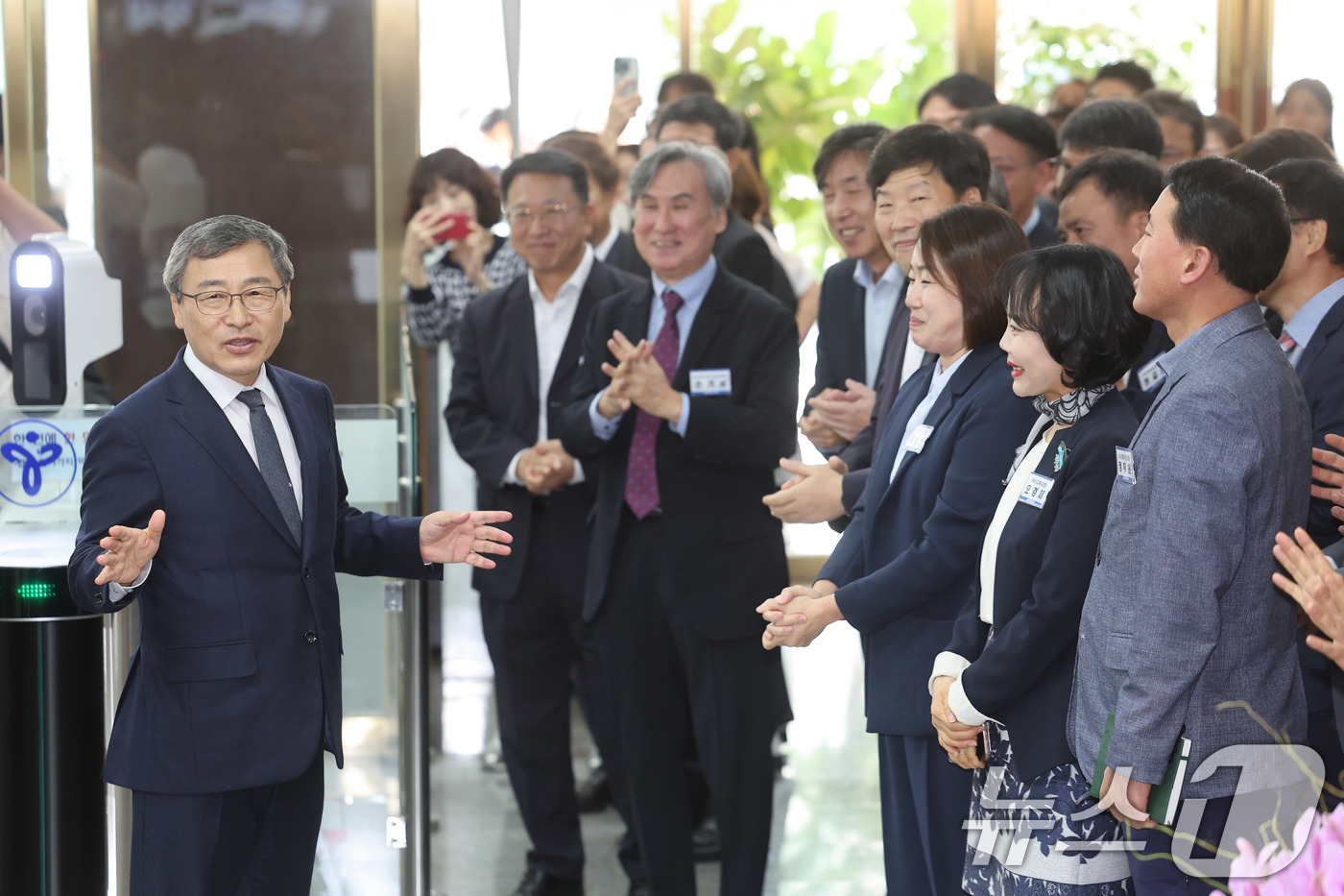 (서울=뉴스1) 오대일 기자 = 정근식 신임 서울시교육감이 17일 오전 서울 종로구 서울시교육청으로 첫 출근하며 직원들과 인사를 나누고 있다.10·16 재보궐선거에서 진보진영 단일 …