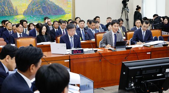 [국감]이복현 금감원장, 금융당국 메시지 혼선 논란 "사과"