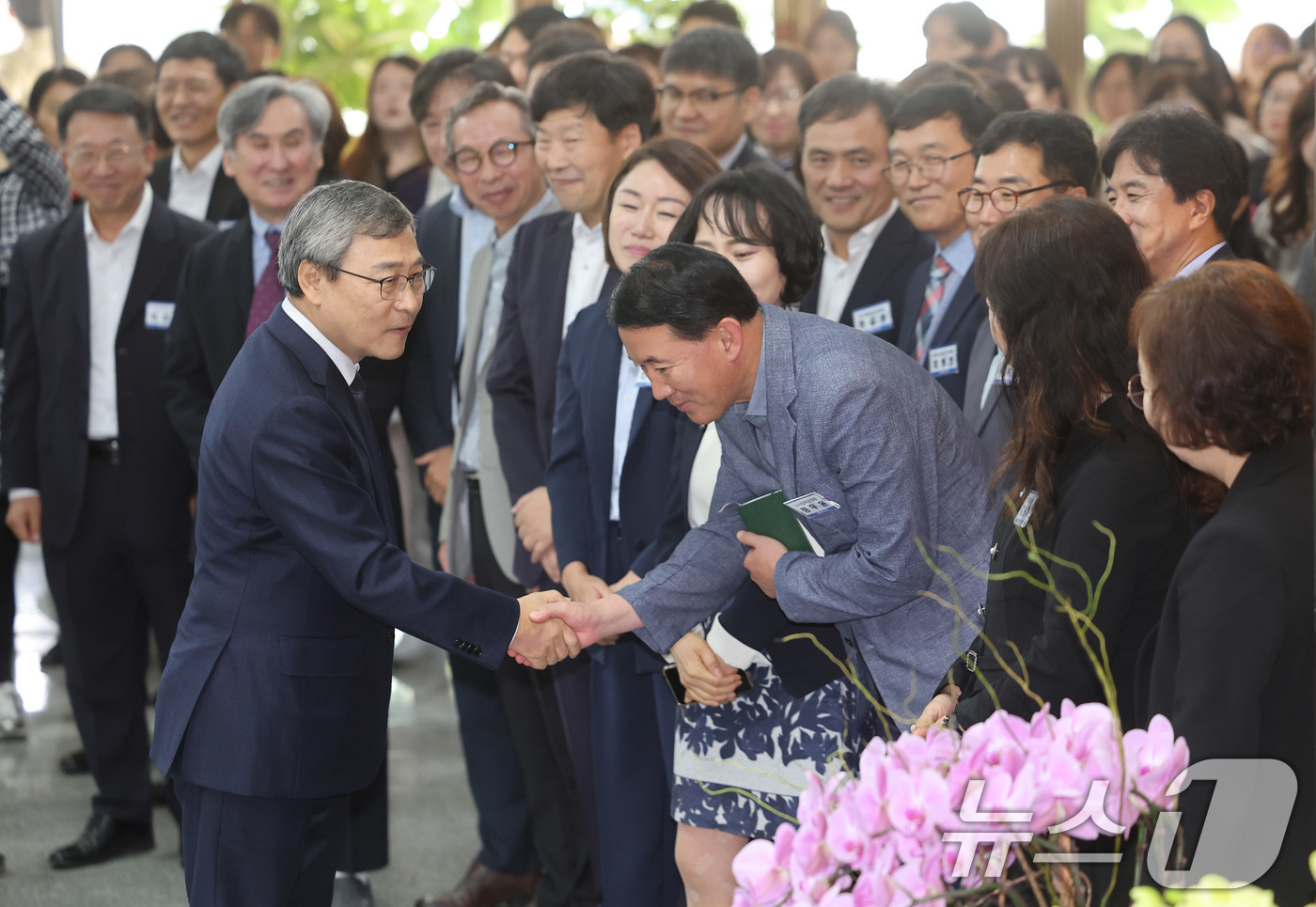 (서울=뉴스1) 오대일 기자 = 정근식 신임 서울시교육감이 17일 오전  서울 종로구 서울시교육청으로 첫 출근하며 직원들과 인사를 나누고 있다.10·16 재보궐선거에서 진보진영 단 …