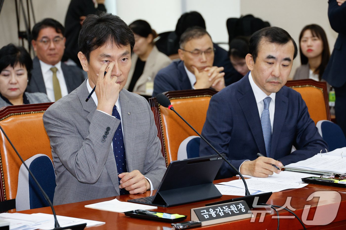 본문 이미지 - 이복현 금융감독원장이 17일 오전 서울 여의도 국회 정무위원회에서 열린 금융감독원·서민금융진흥원 국정감사에서 의원 질의를 들으며 눈가를 매만지고 있다. 2024.10.17/뉴스1 ⓒ News1 안은나 기자