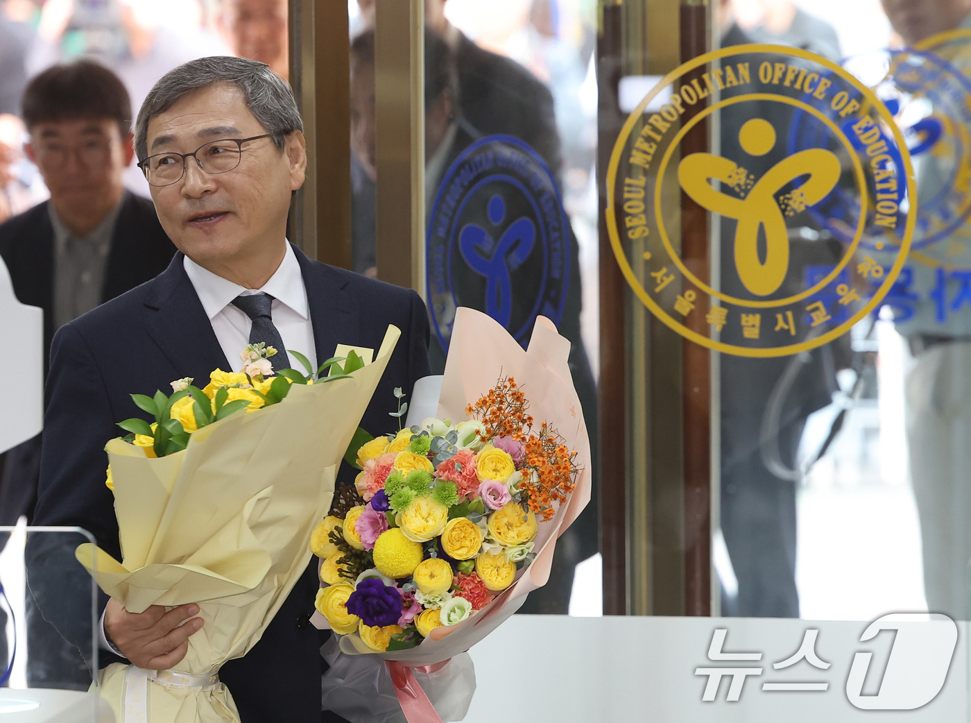 (서울=뉴스1) 오대일 기자 = 정근식 신임 서울시교육감이 17일 오전 취임 축하 꽃다발을 들고 서울 종로구 서울시교육청으로 첫 출근하고 있다.10·16 재보궐선거에서 진보진영 단 …