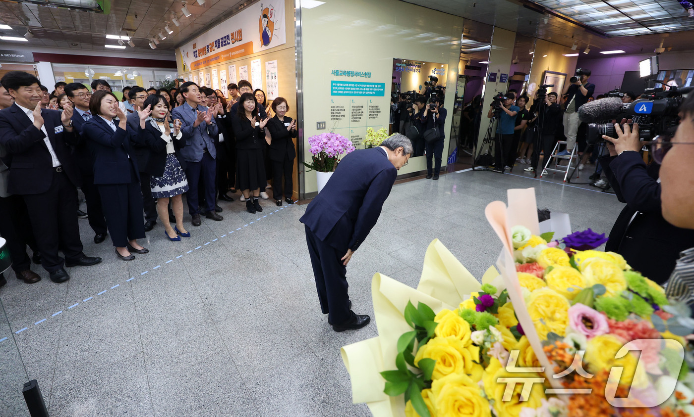 (서울=뉴스1) 오대일 기자 = 정근식 신임 서울시교육감이 17일 오전  서울 종로구 서울시교육청으로 첫 출근해 직원들에게 고개 숙여 인사하고 있다.10·16 재보궐선거에서 진보진 …