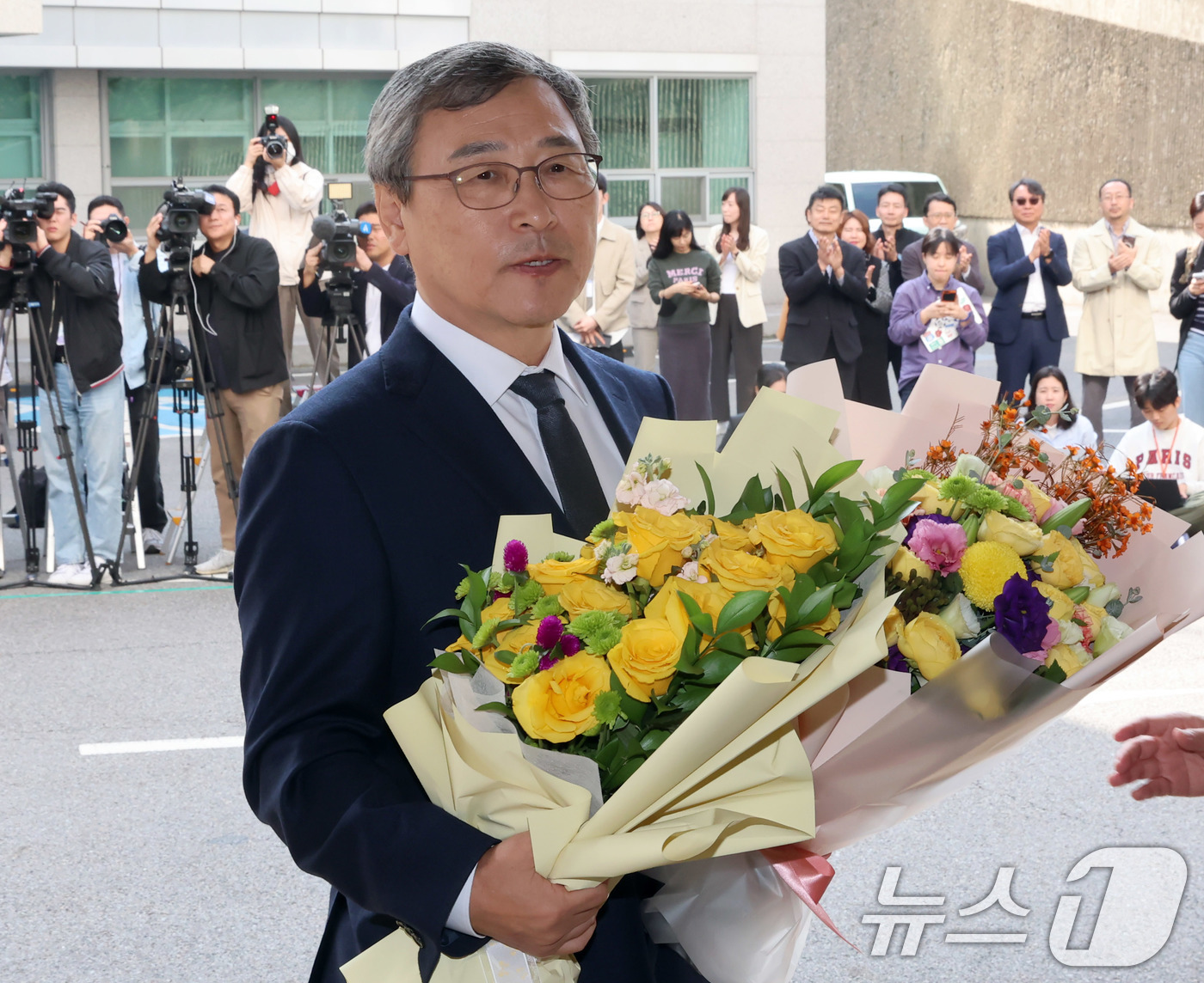 (서울=뉴스1) 오대일 기자 = 정근식 신임 서울시교육감이 17일 오전 취임 축하 꽃다발을 들고 서울 종로구 서울시교육청으로 첫 출근하고 있다.10·16 재보궐선거에서 진보진영 단 …