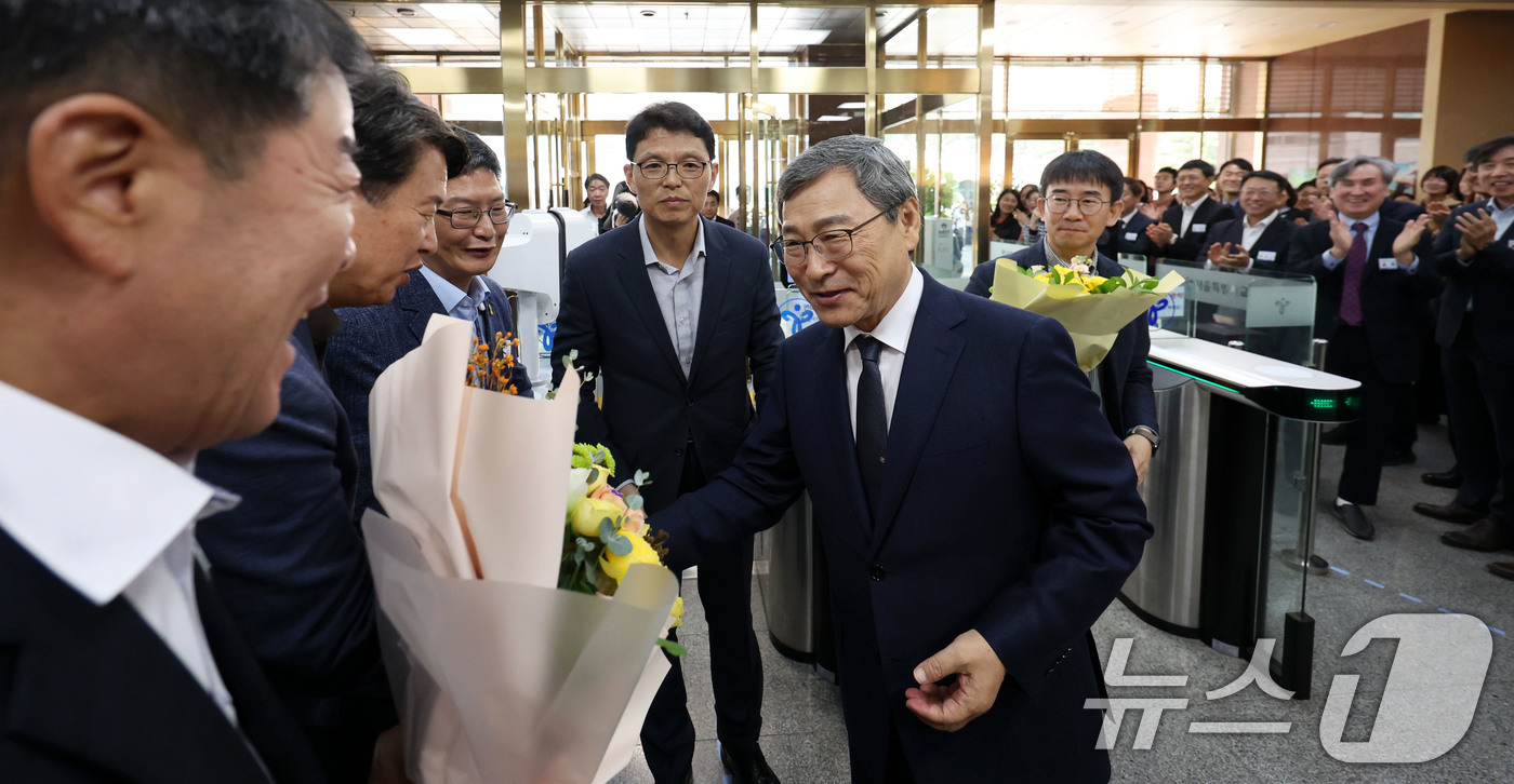 (서울=뉴스1) 오대일 기자 = 정근식 신임 서울시교육감이 17일 오전 서울 종로구 서울시교육청으로 첫 출근하며 직원들과 인사를 나누고 있다.10·16 재보궐선거에서 진보진영 단일 …