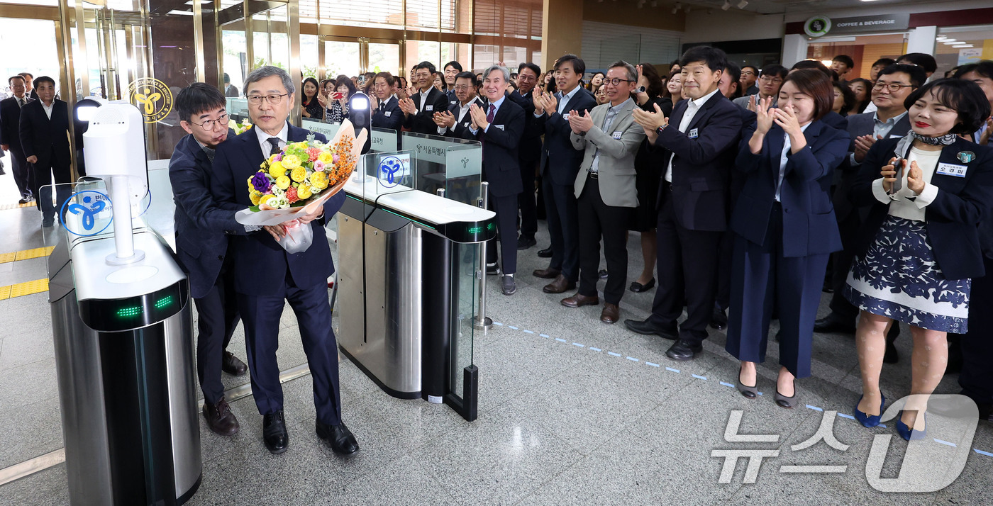 (서울=뉴스1) 오대일 기자 = 정근식 신임 서울시교육감이 17일 오전 취임 축하 꽃다발을 들고 서울 종로구 서울시교육청으로 첫 출근하고 있다.10·16 재보궐선거에서 진보진영 단 …