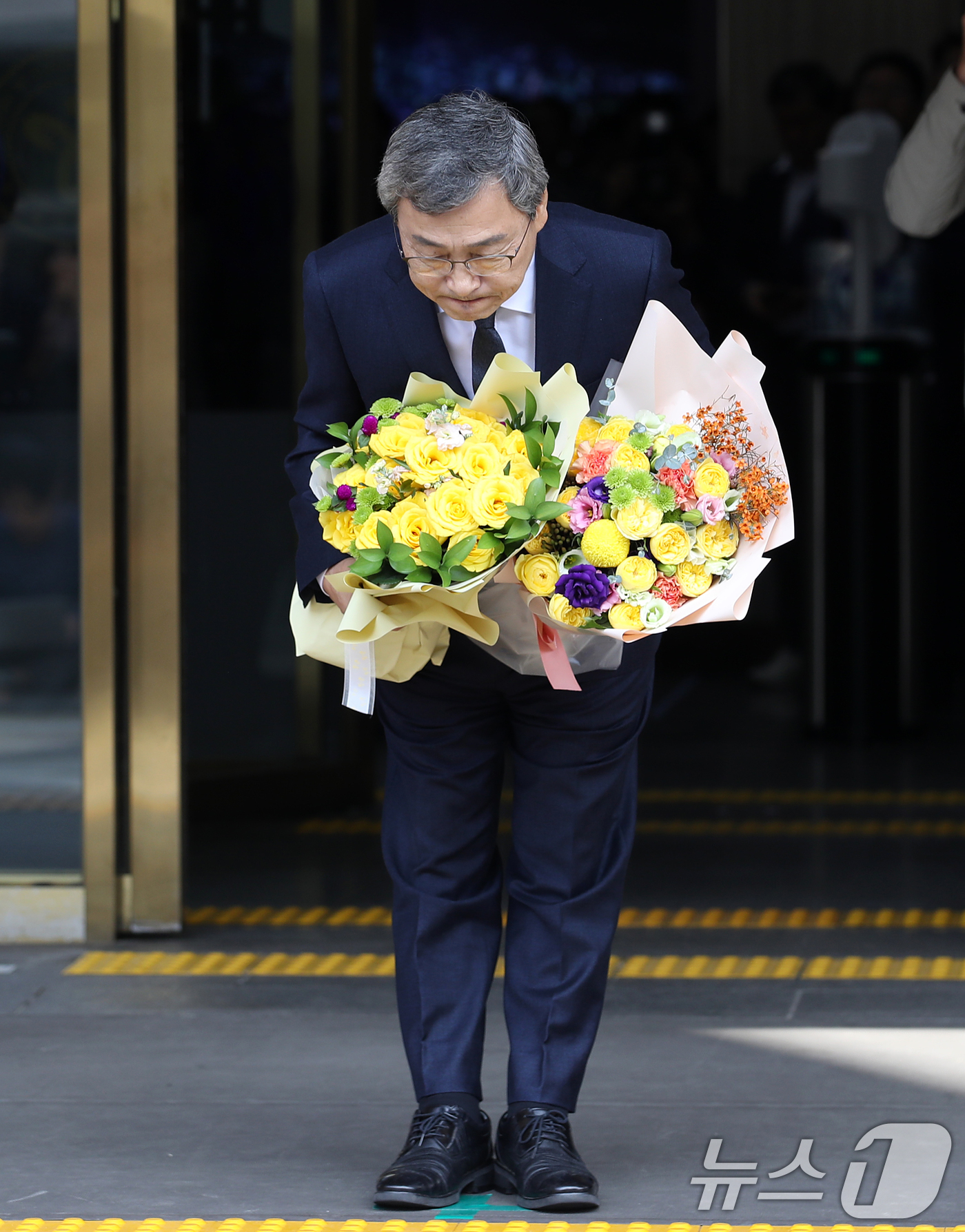 (서울=뉴스1) 오대일 기자 = 정근식 신임 서울시교육감이 17일 오전 서울 종로구 서울시교육청에서 첫 출근 소감을 밝힌 후 허리 숙여 인사하고 있다.10·16 재보궐선거에서 진보 …