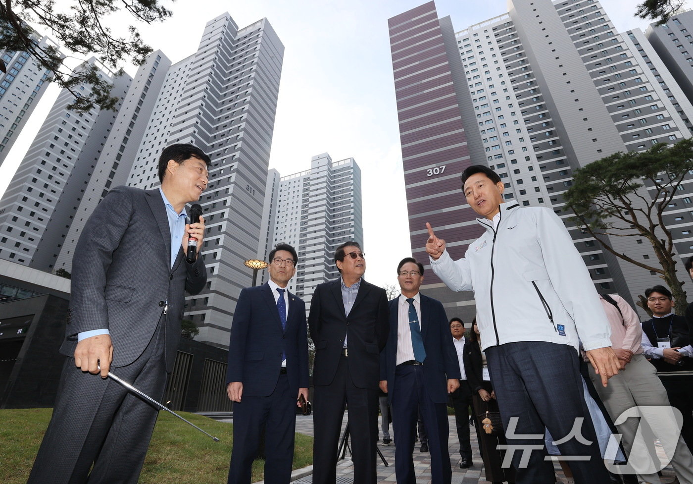 본문 이미지 - 오세훈 서울시장이 17일 오전 서울 강동구 '미리 내 집'(장기전세주택Ⅱ) 첫 단지인 올림픽파크포레온을 방문, 사업현황을 보고받고 있다. 미리 내 집은 2007년 오세훈 시장이 도입한 장기전세주택(SHift)을 신혼부부에게 저렴하게 공급, 자녀 출산 시 거주기간을 연장해 주고 내 집 마련 기회 등 다양한 인센티브를 제공하는 저출산 극복을 위한 대표적인 신혼부부 주택정책이다. (공동취재) 2024.10.17/뉴스1 ⓒ News1 황기선 기자