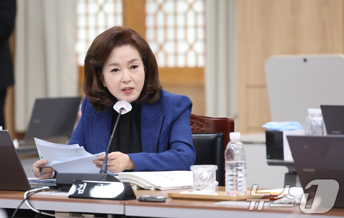 본문 이미지 - 김민전 국민의힘 의원이 17일 오전 광주시교육청에서 열린 국회 교육위원회 국정감사에서 이정선 광주시교육감에게 질의하고 있다.2024.10.17/뉴스1 ⓒ News1 김태성 기자