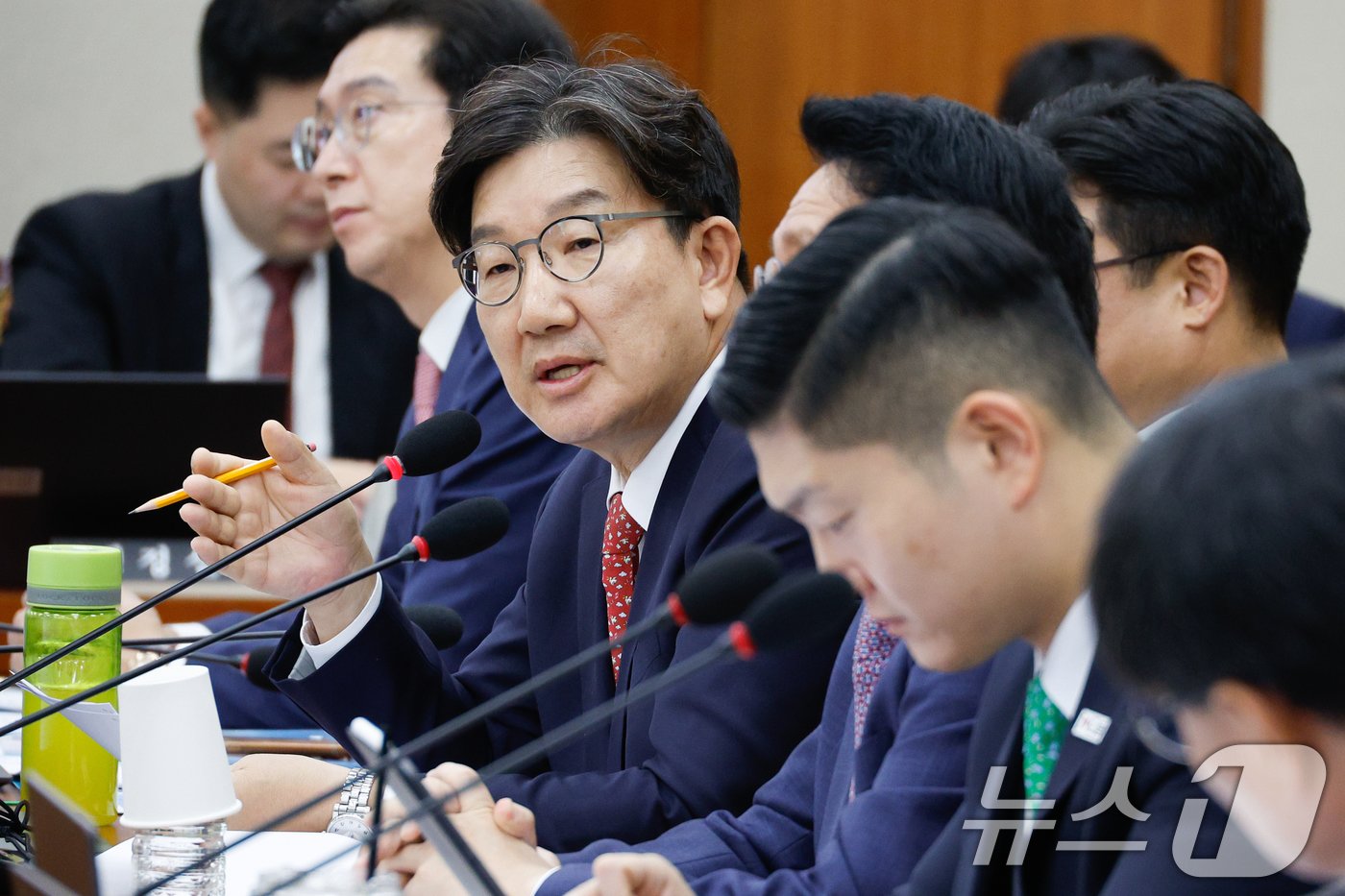 본문 이미지 - 권성동 국민의힘 의원이 17일 오전 서울 여의도 국회 정무위원회에서 열린 금융감독원·서민금융진흥원 국정감사에서 질의하고 있다. 2024.10.17/뉴스1 ⓒ News1 안은나 기자