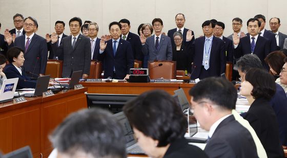 [국감]증인 선서하는 피감 기관장들