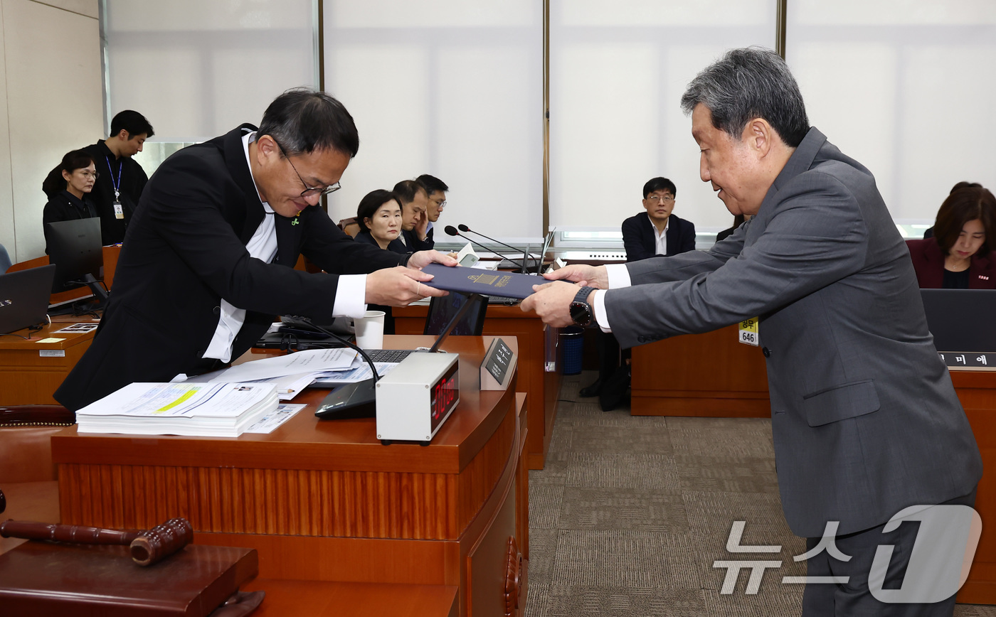 (서울=뉴스1) 김민지 기자 = 차순도 한국보건산업진흥원장이 17일 오전 서울 여의도 국회 보건복지위원회에서 열린 한국보건산업진흥원, 한국건강증진개발원, 국립암센터 등에 대한 국정 …